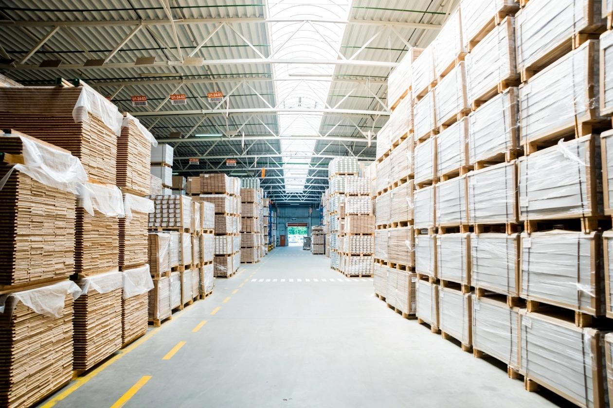 Interior de almacen industrial lleno de tarimas con materiales de construcción
