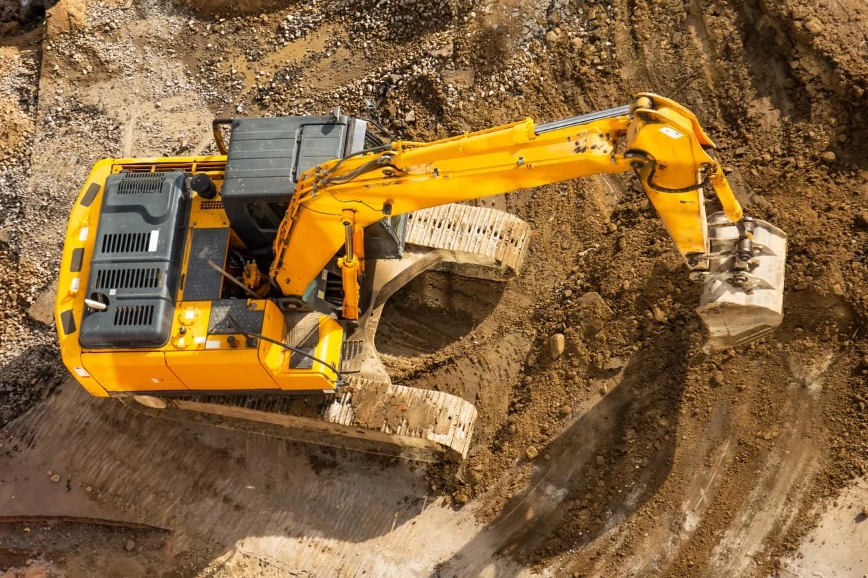 Maquina excavadora trabajando en una construcción